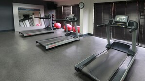 A gym with treadmills, exercise balls, and a mirror. - Hampton Inn by Hilton Monterrey-Airport (Apodaca)