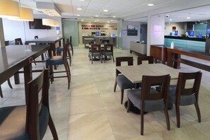 包含每日自助早餐