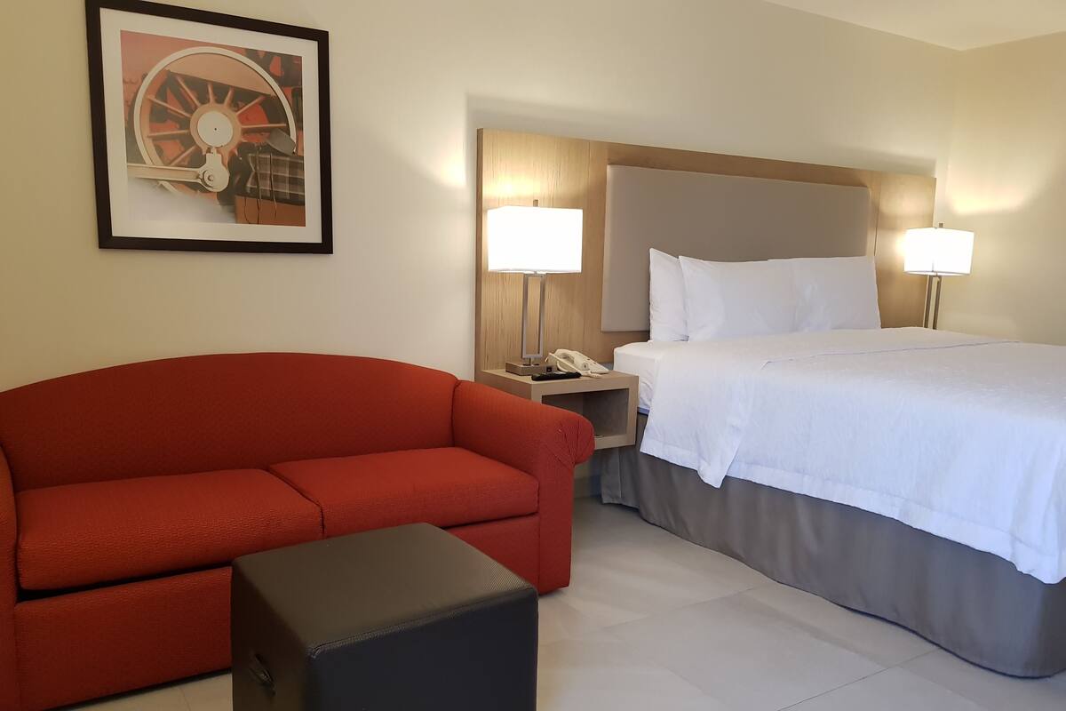 King study with sofabed nonsmoking | Premium bedding, minibar, iron/ironing board, cribs (free)