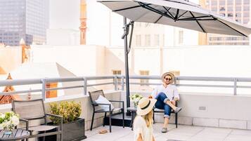 Outdoor pool, pool umbrellas, sun loungers