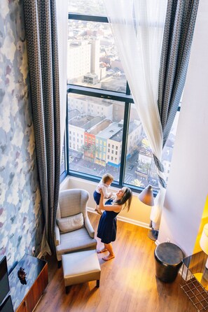 Sviitti, 2 makuuhuonetta, kaupunkinäköala, kulmassa | Tallelokero huoneessa, työpöytä, silitysrauta/-lauta