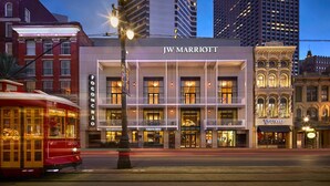 JW Marriott -hotelli, jossa on tyylikäs julkisivu, suuret ikkunat ja huomiota herättävä sisäänkäynti.