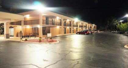 Howard Johnson by Wyndham Greensboro Near the Coliseum