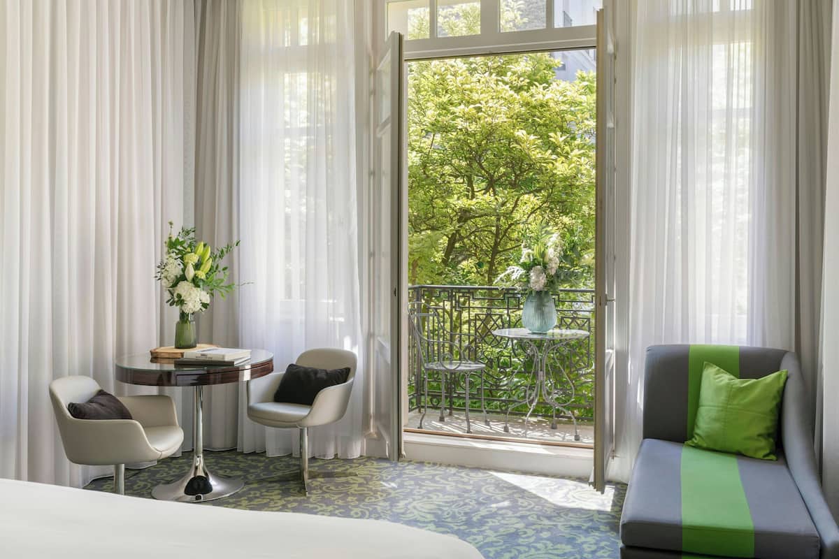 Suite, 1 King Bed, Non Smoking (Garden View) | 1 bedroom, premium bedding, minibar, in-room safe