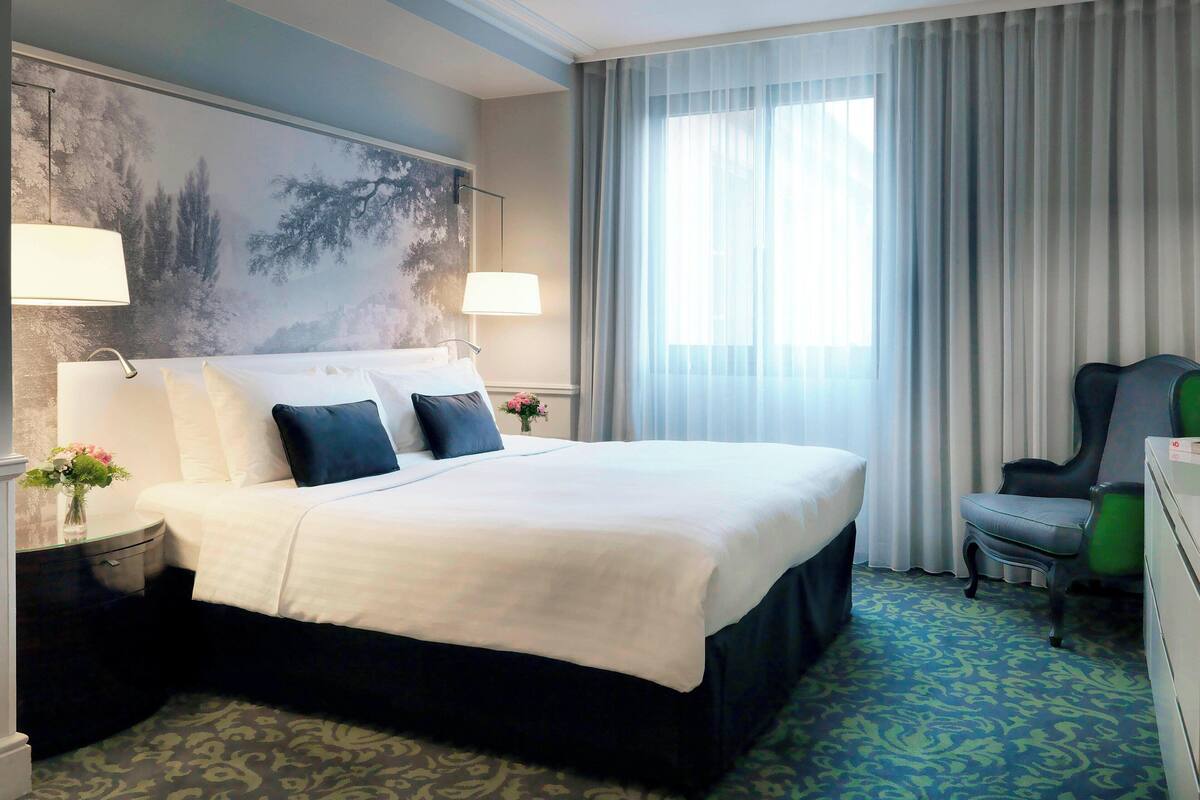 Room, 1 King Bed | Premium bedding, minibar, in-room safe, desk