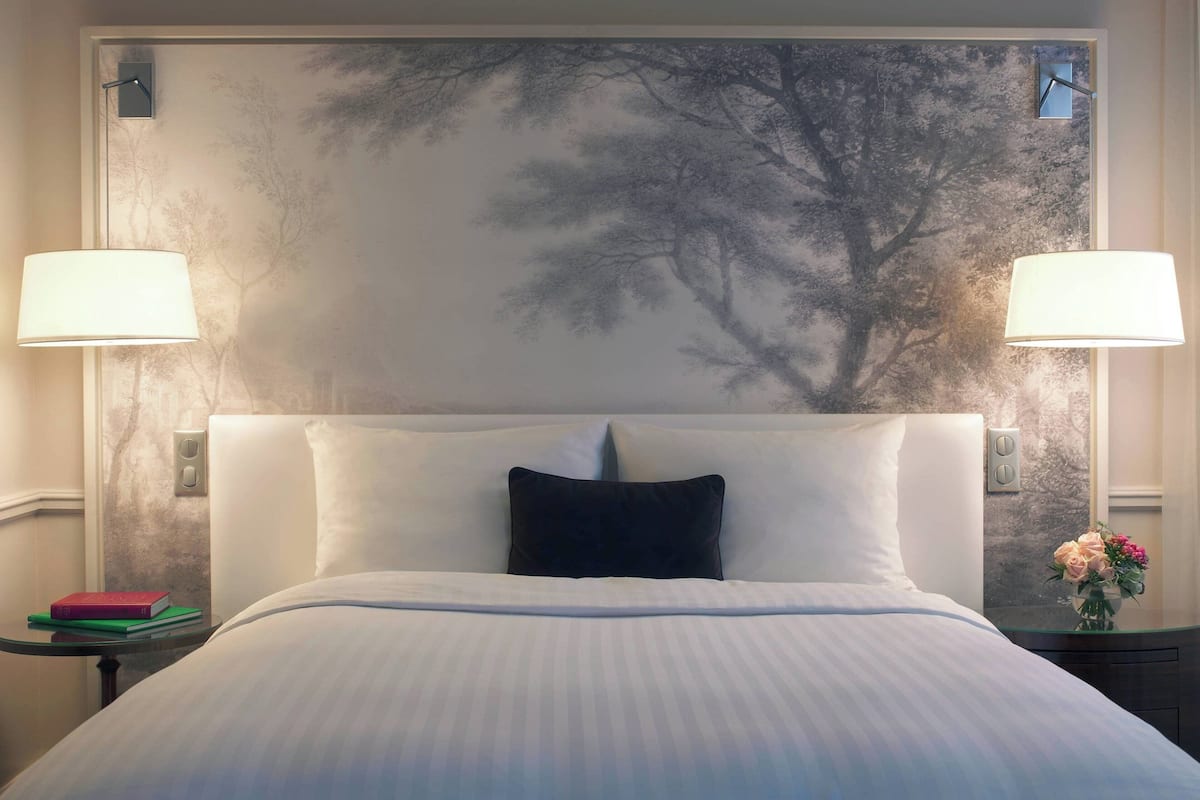Deluxe Room, 1 Queen Bed, Non Smoking | 1 bedroom, premium bedding, minibar, in-room safe