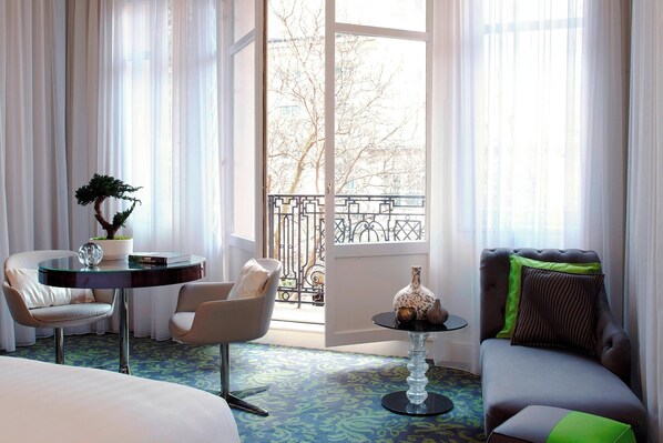 Suite, 1 King Bed, Balcony, Garden View | Premium bedding, minibar, in-room safe, desk