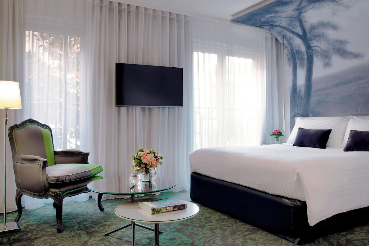 Junior Suite, 1 King Bed with Sofa bed, Non Smoking | 1 bedroom, premium bedding, minibar, in-room safe