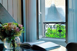 Suite, 1 King Bed with Sofa bed, Non Smoking, Garden View