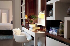 Suite, 1 King-Bett (Garden View) | Wohnbereich | Flachbildfernseher, iPod-Dockingstation, Pay-TV