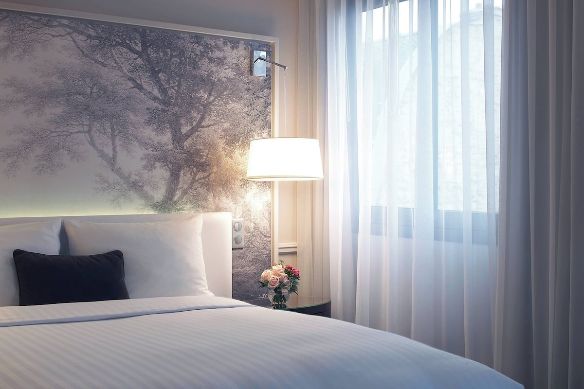 Room, 1 Queen Bed, Non Smoking, Garden View | 1 bedroom, premium bedding, minibar, in-room safe