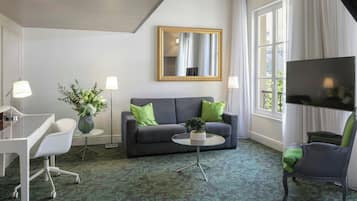 Suite, 1 King Bed with Sofa bed, Garden View