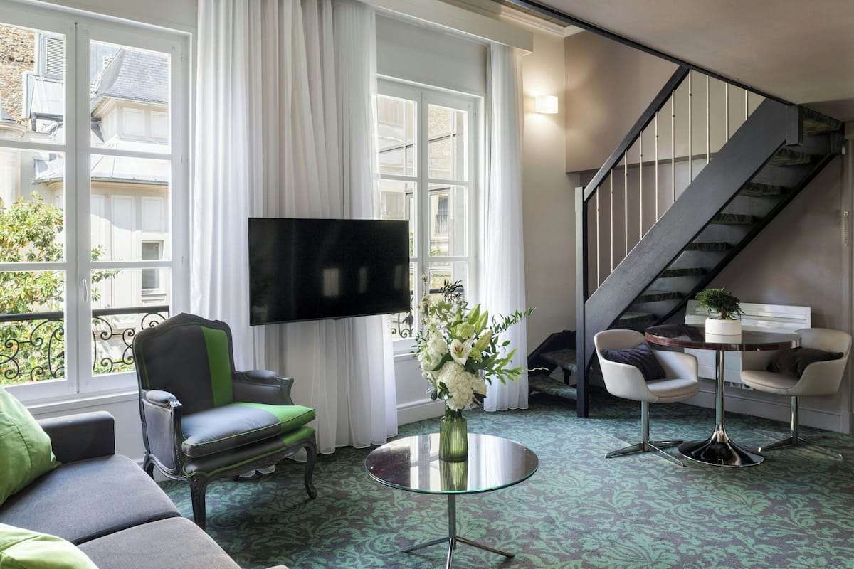 Suite - 1 kingsize-seng med sovesofa - ikke-ryger - udsigt til have | 1 soveværelse, premium-sengetøj, minibar, pengeskab på værelset