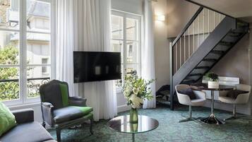 Suite, 1 King Bed with Sofa bed, Garden View