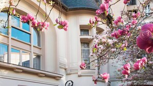 Un immeuble avec une enseigne indiquant « LA RESIDENCE » et un lampadaire.