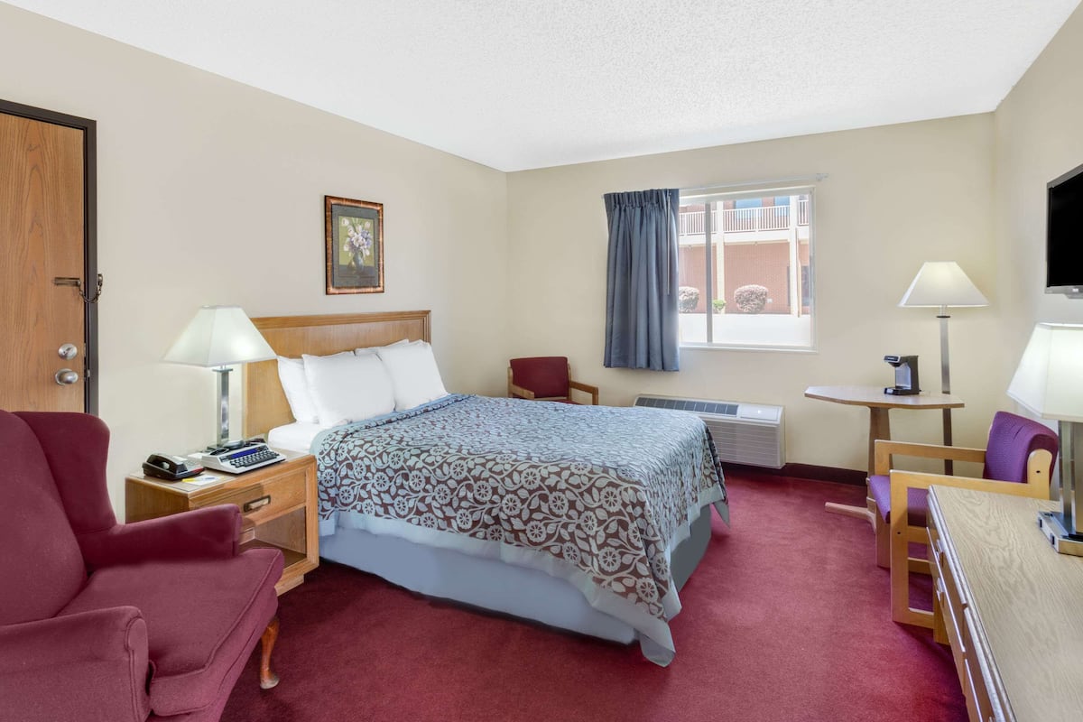 Room, 1 Double Bed, Accessible, Non Smoking (Mobility Accessible Room) | Desk, blackout drapes, iron/ironing board, cribs/infant beds