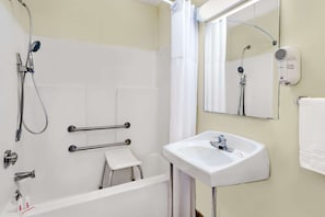 Combined shower/bathtub, free toiletries, hair dryer, towels
