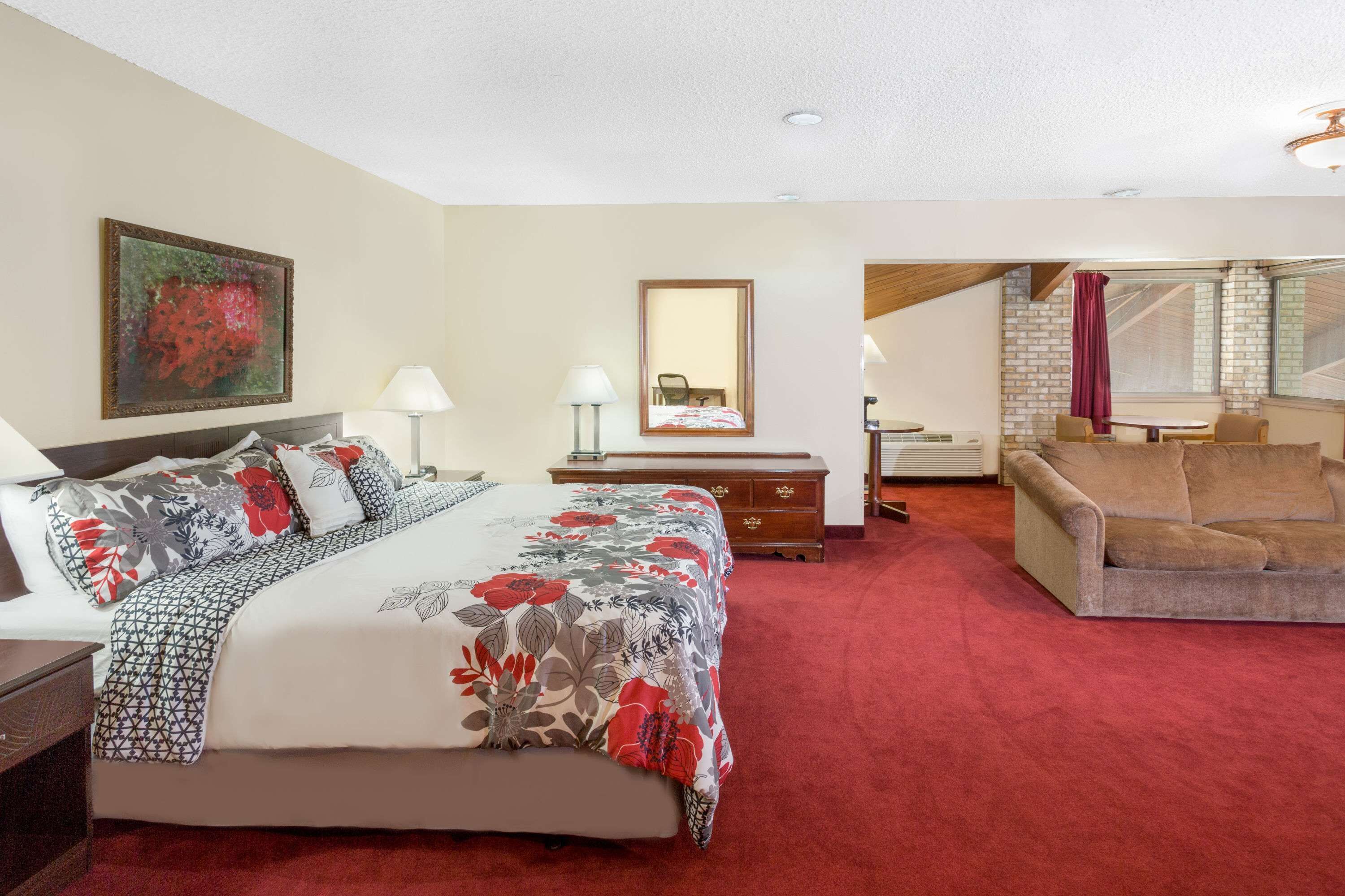 Deluxe Studio Suite, 1 King Bed, Non Smoking | Desk, blackout curtains, iron/ironing board, cots/infant beds