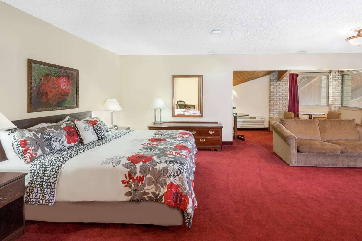 مكتب وستائر تعتيم ومكواة/لوح كي وأسرّة أطفال/رضّع