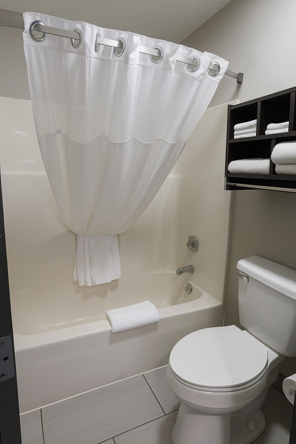 Un bagno con vasca, WC e tenda da doccia.