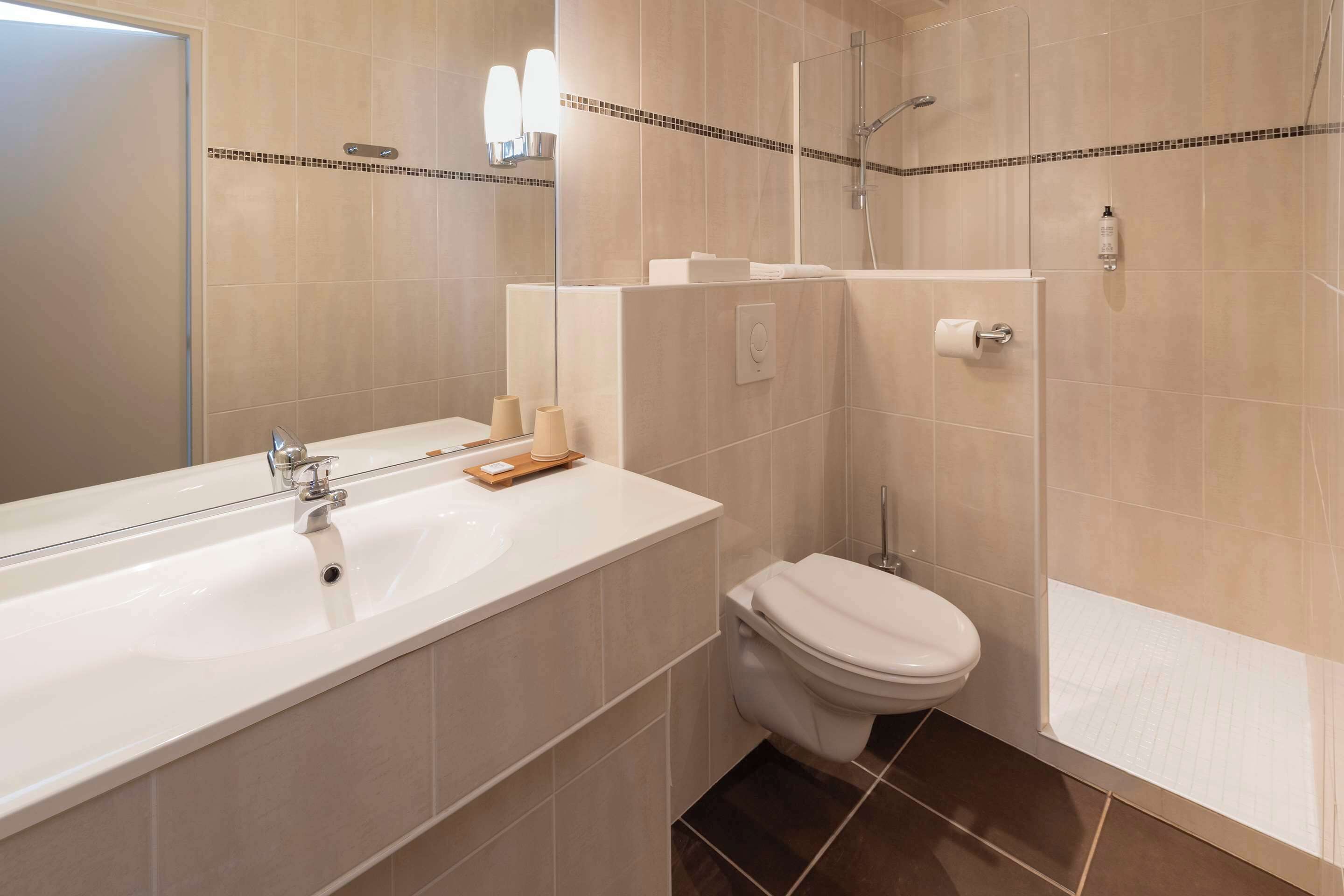 standard room, 2 single beds, non smoking | bathroom | free toiletries, hair dryer, towels, soap