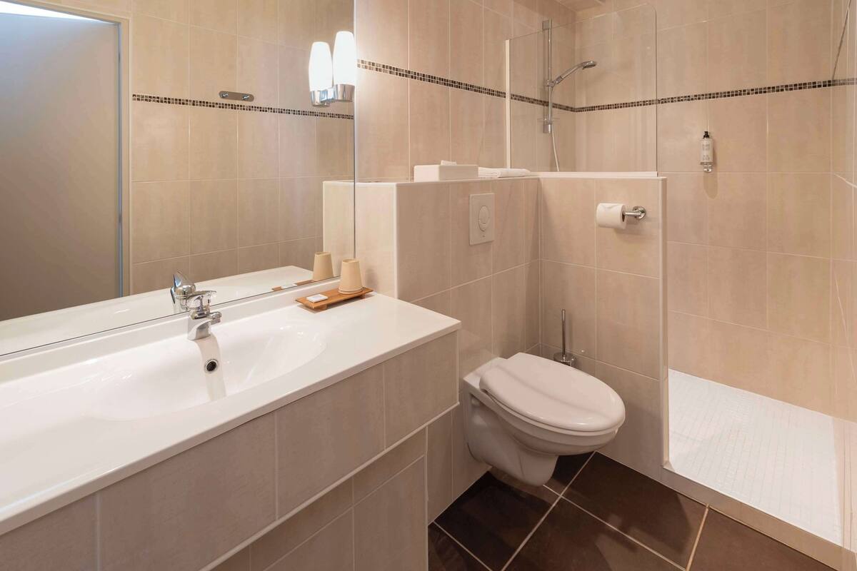 standard room, 2 single beds, non smoking | bathroom | free toiletries, hair dryer, towels, soap