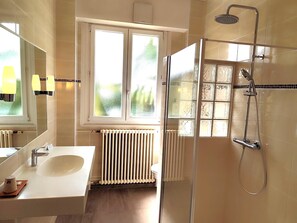 A bathroom with a large window, a shower, a sink, and a mirror. - Best Western De Diane (Nevers)