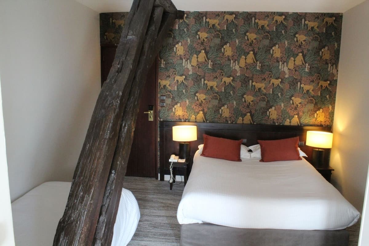 Premium bedding, in-room safe, desk, laptop workspace