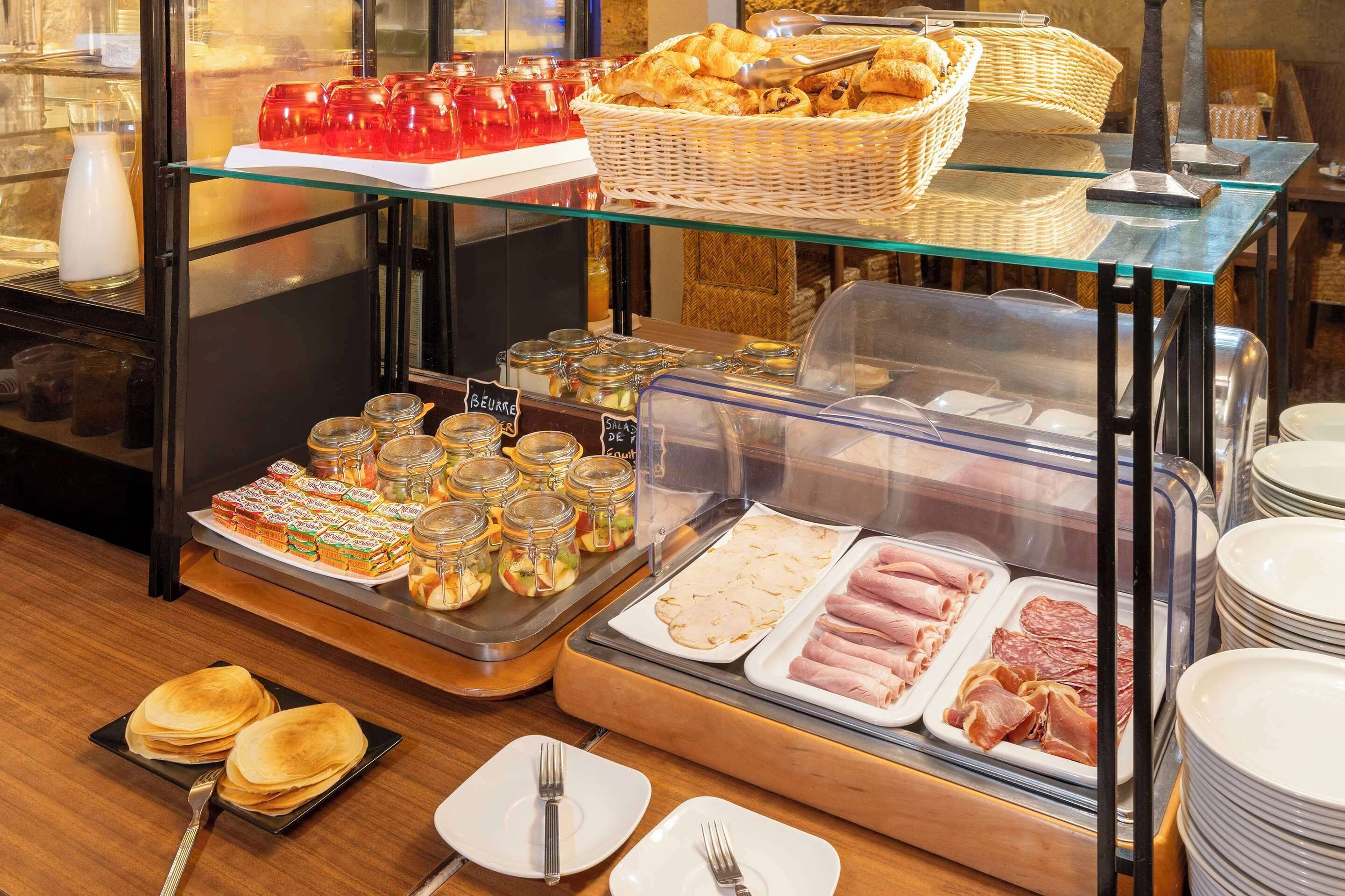 Ein Frühstücksbuffet mit verschiedenen Speisen und Beilagen.
