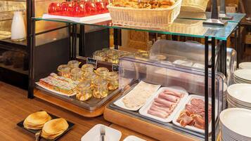 Ein Frühstücksbuffet mit verschiedenen Speisen und Beilagen.