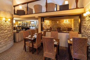 Petit déjeuner buffet (15 EUR par personne)