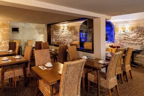 Petit déjeuner buffet (14.8 EUR par personne)