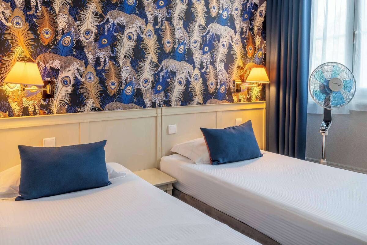 Comfort Room, 2 Twin Beds, Non Smoking | Premium bedding, in-room safe, desk, laptop workspace