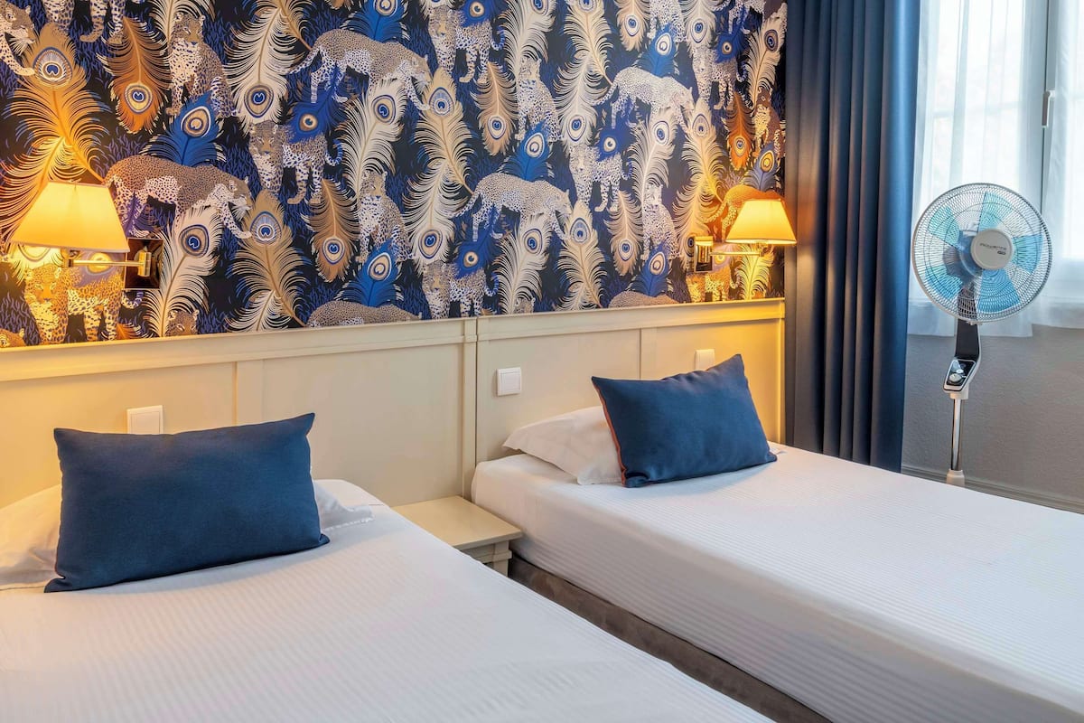 Comfort Room, 2 Single Beds, Non Smoking | Premium bedding, in-room safe, desk, laptop workspace