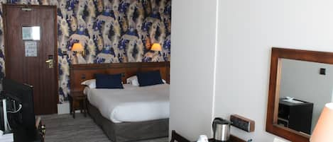 Superior Room, 1 Double Bed, Non Smoking | In-room safe, individually decorated, individually furnished, desk