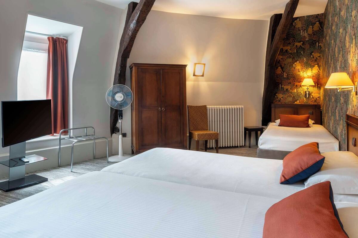 Comfort Room, 3 Twin Beds, Non Smoking | Premium bedding, in-room safe, desk, laptop workspace