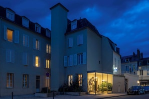 Façade de l’hébergement - soirée/nuit