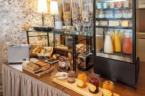 Daily buffet breakfast (EUR 15 per person) - Best Western De Diane (Nevers)