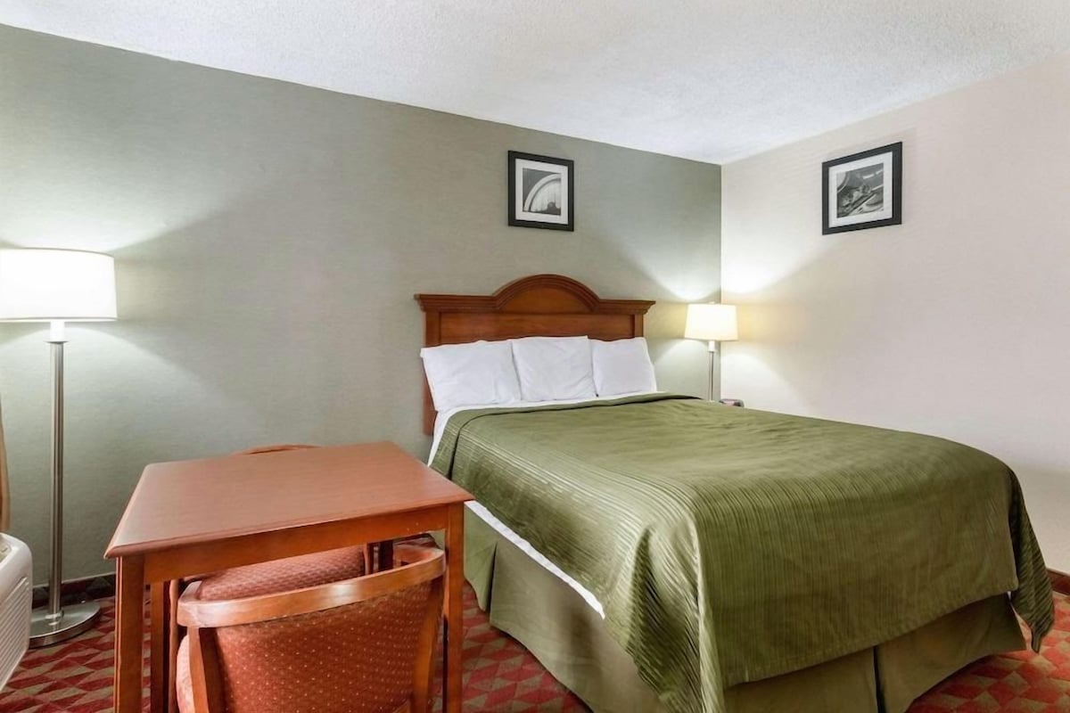Iron/ironing board, WiFi (free), bed sheets