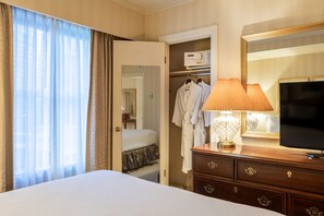 Suíte, 1 cama Queen (Corner Suite) | Roupas de cama antialérgicas, cofres nos quartos, escrivaninha