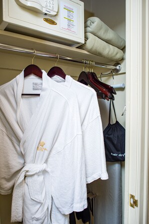 Allergitestet sengetøy, safe på rommet, skrivebord og blendingsgardiner