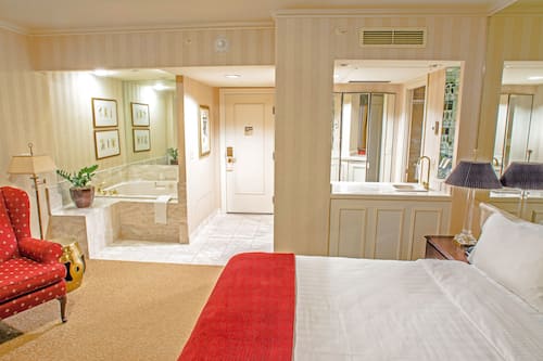 Classic Room, 1 King Bed (Spa King) | Hypo-allergenic bedding, in-room safe, desk, blackout curtains