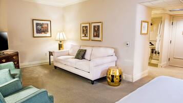 Deluxe Room, 1 King Bed | Hypo-allergenic bedding available, in-room safe, desk, blackout drapes