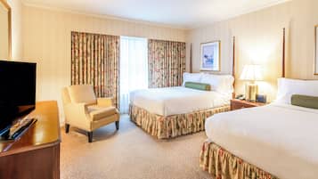 Rom – deluxe, 2 queensize-senger | Allergitestet sengetøy, safe på rommet, skrivebord og blendingsgardiner