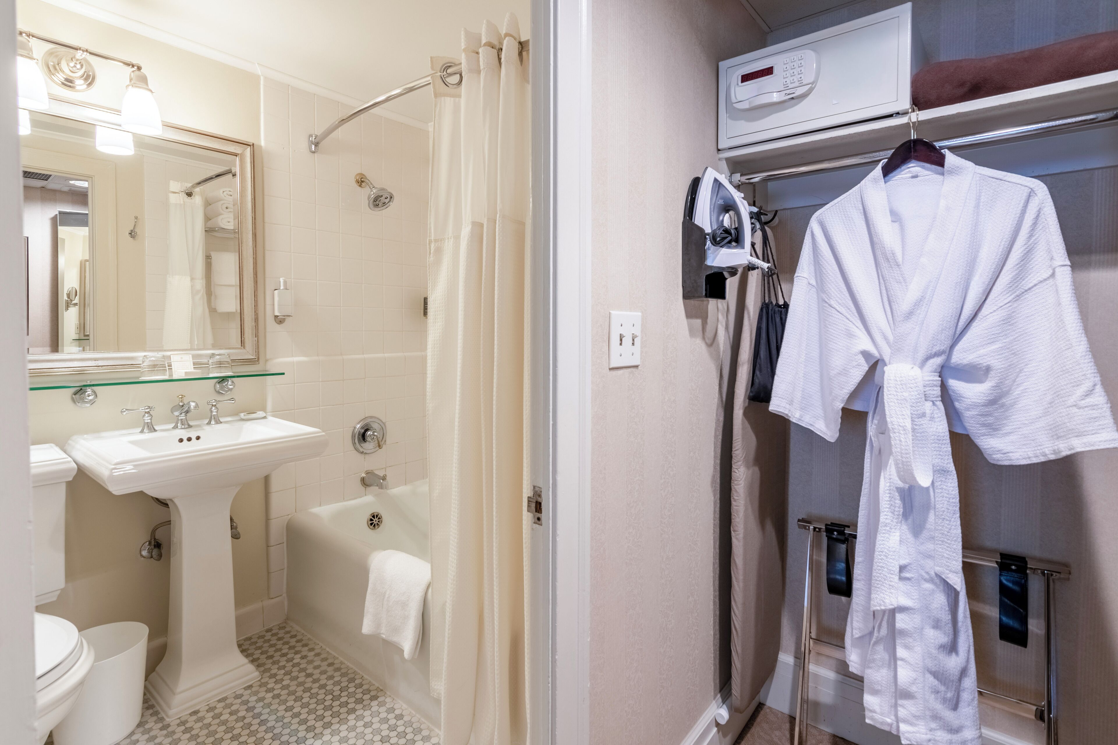 淋浴設備、名牌盥洗用品、吹風機、浴袍