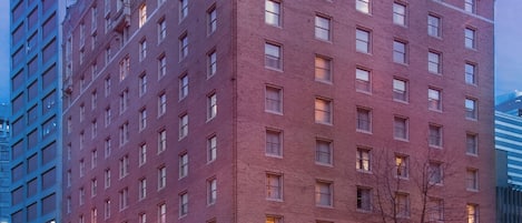 Vista frontal de la propiedad por la tarde o noche