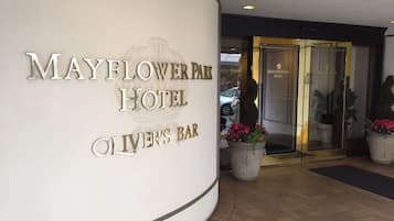 Entrada del Hotel Mayflower con un letrero que anuncia Oliver's Bar.