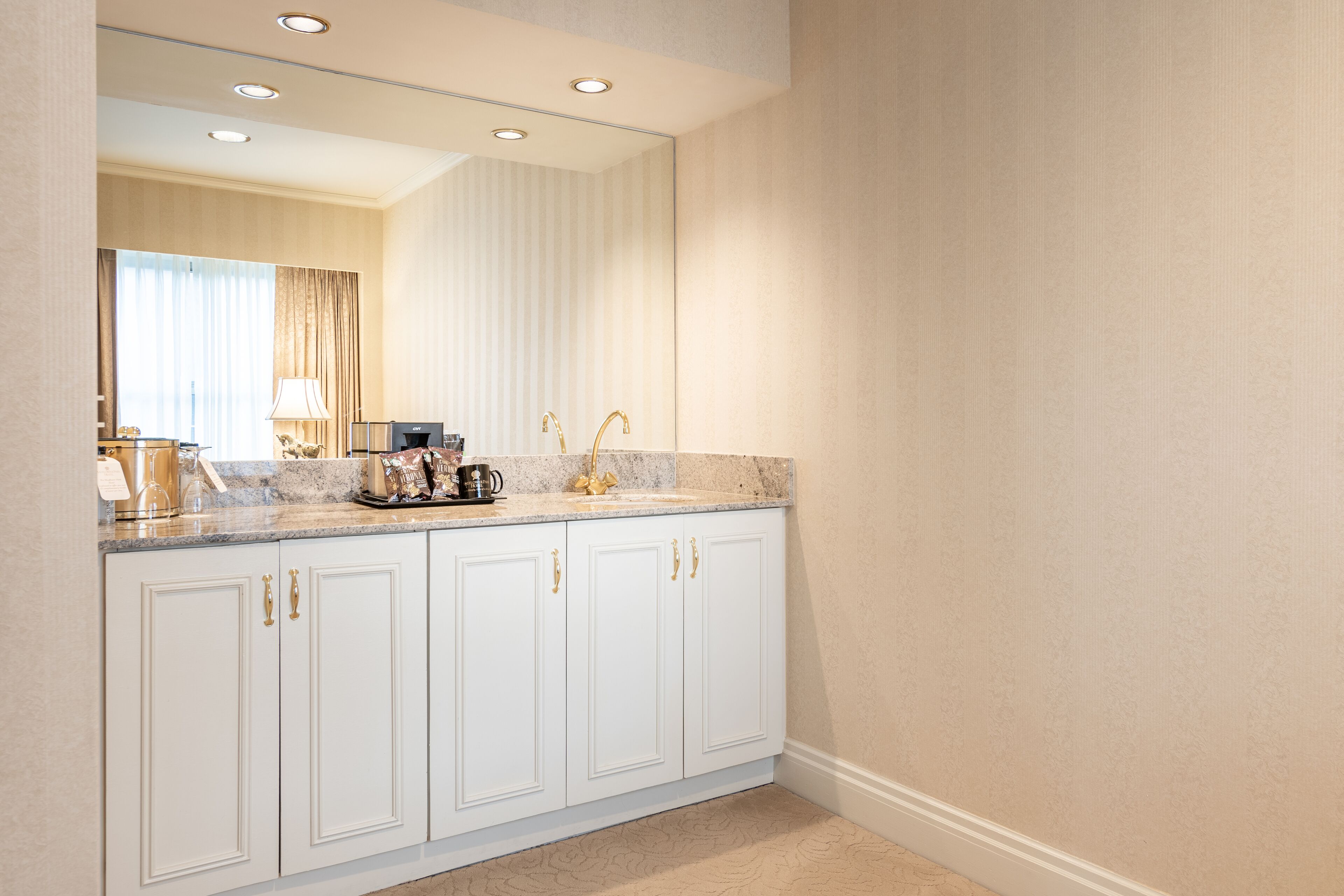 suite, 1 queen bed (corner suite) | living area | lcd tv