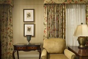 Deluxe Room, 1 Queen Bed | Living area