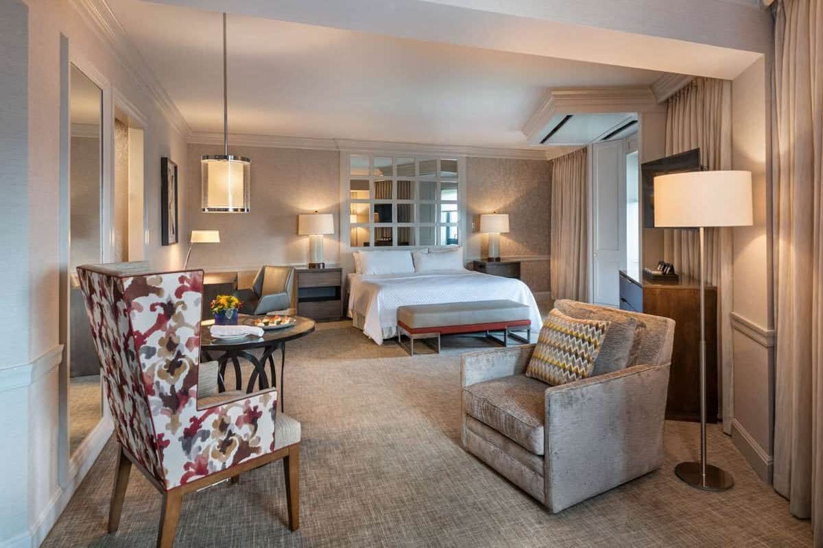 Ropa de cama de alta calidad, colchones con pillow-top y escritorio
